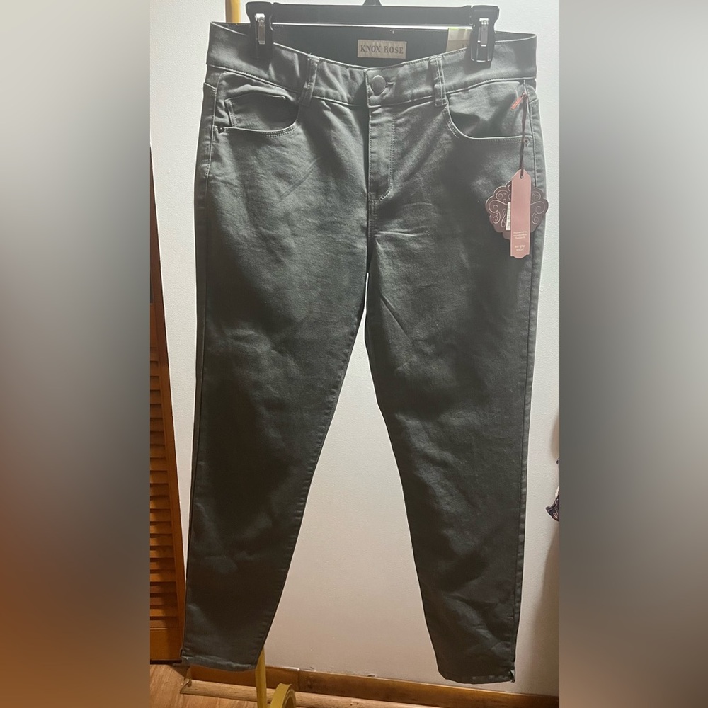 NWT Knox Rose Cropped Army Green pants